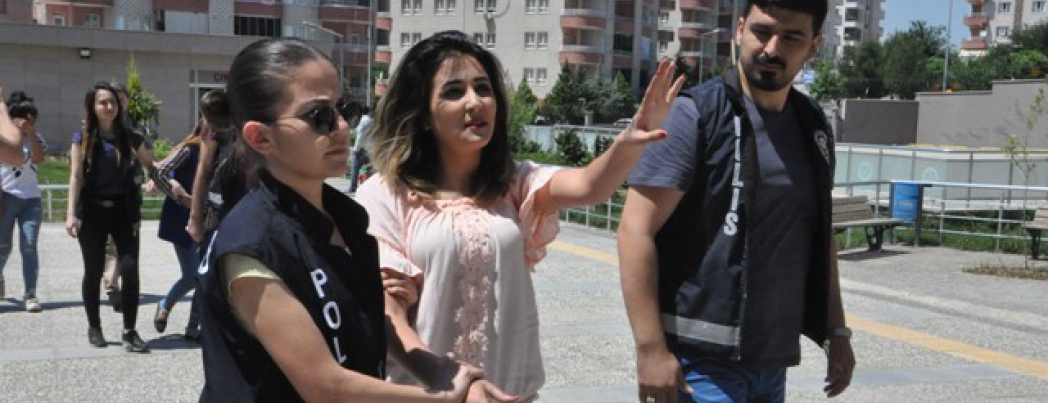 Ofis basan kızlardan 2’si tutuklandı