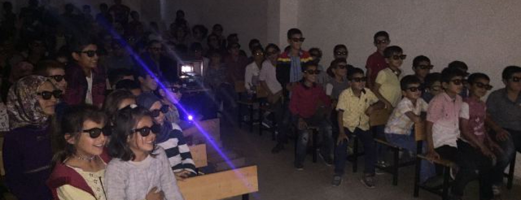 KÖY ÇOCUKLARI 3 BOYUTLU SİNEMA İLE BULUŞUYOR