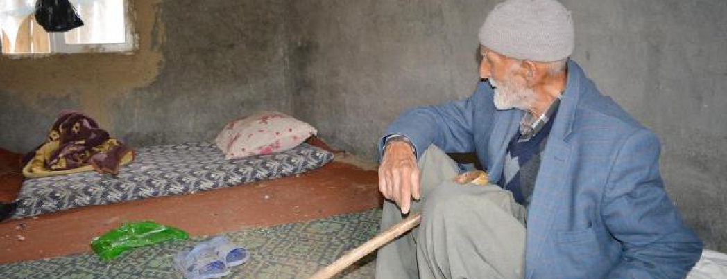 80 yaşında münzevi bir hayat yaşıyor