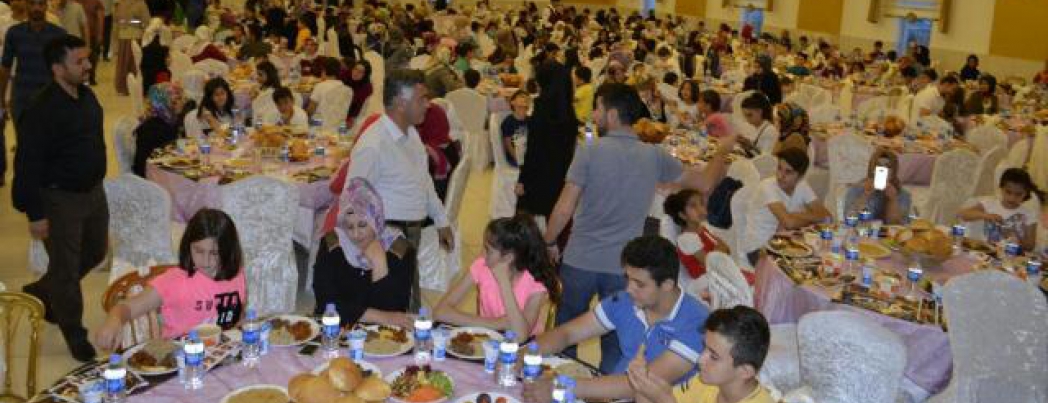 Yüzlerce yetim çocuk iftar yemeğinde bir araya geldi