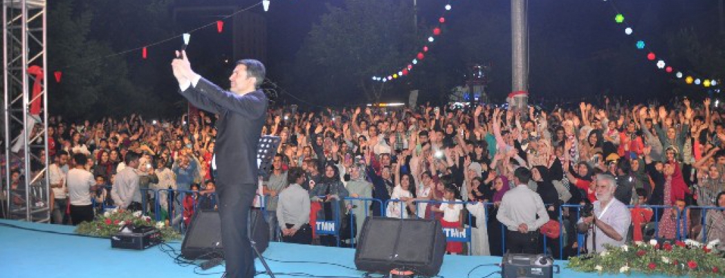 KUR’AN-I KERİM ZİYAFETİ VE ABDURRAHMAN ÖNÜL KONSERİ’NE YOĞUN İLGİ