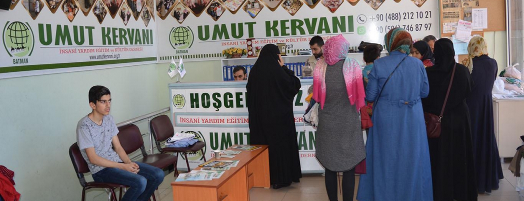 Umut Kervanından yüzlerce aileye giyim yardımı