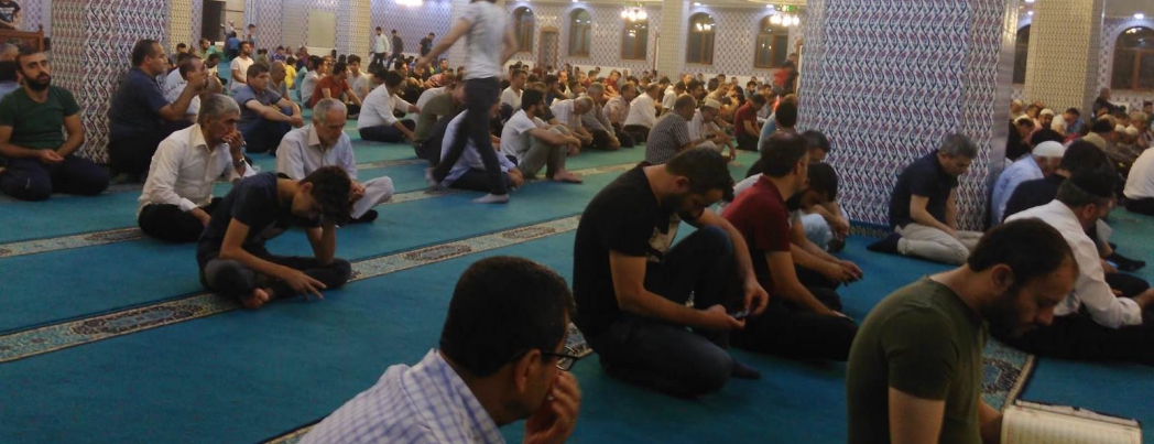 KADİR GACESİ’NDE ELLER DUAYA AÇILDI