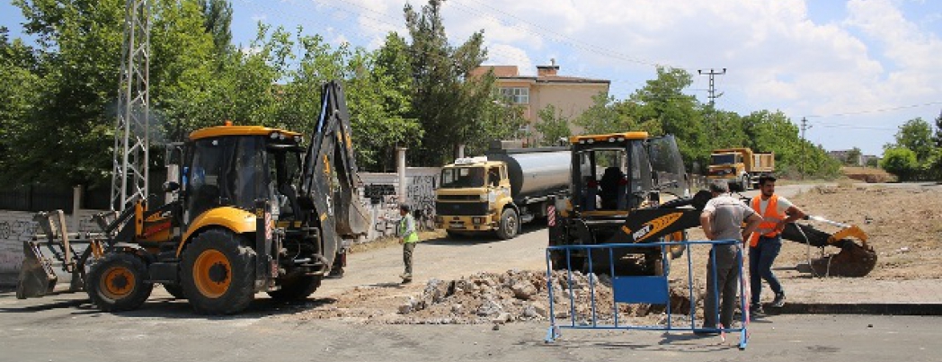 BELEDİYE EKİPLERİNDEN HARIL HARIL ASFALT SERİMİ
