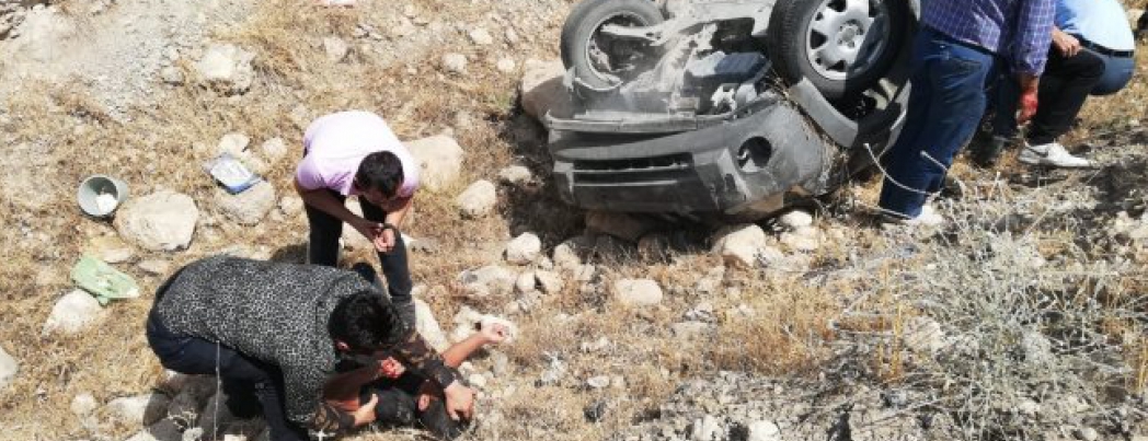 Virajı alamadı, şarampole devrildi 4 yaralı