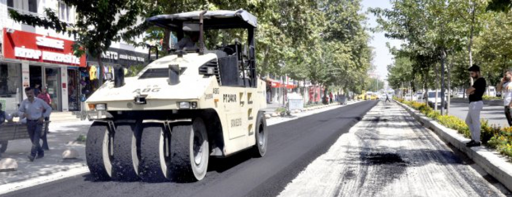 Servis yoluna asfalt serimine başlandı