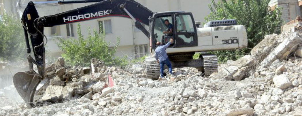84 yıllık okul yıkıldı, yerine daha modern okul yapılaca
