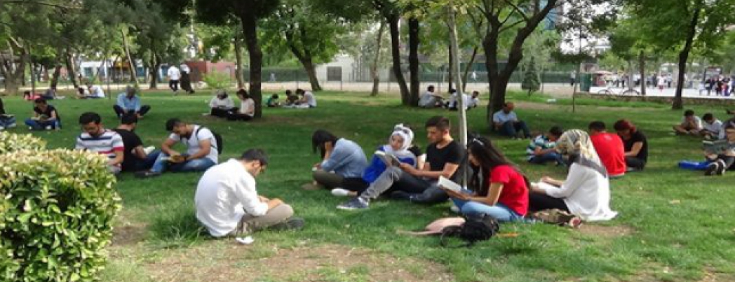 Gençler başlattı, 7’den 70’e vatandaşlar kitap okudu