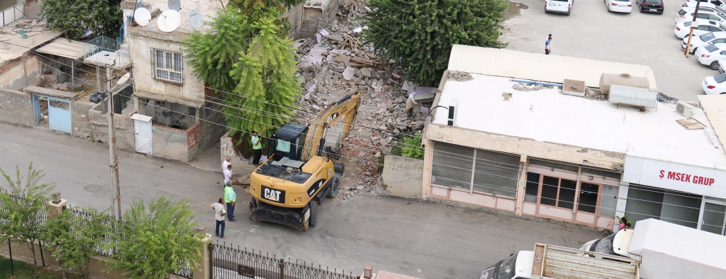 YENİ OTOPARK VE YEŞİL ALANLAR İÇİN, YIKIMA BAŞLANDI