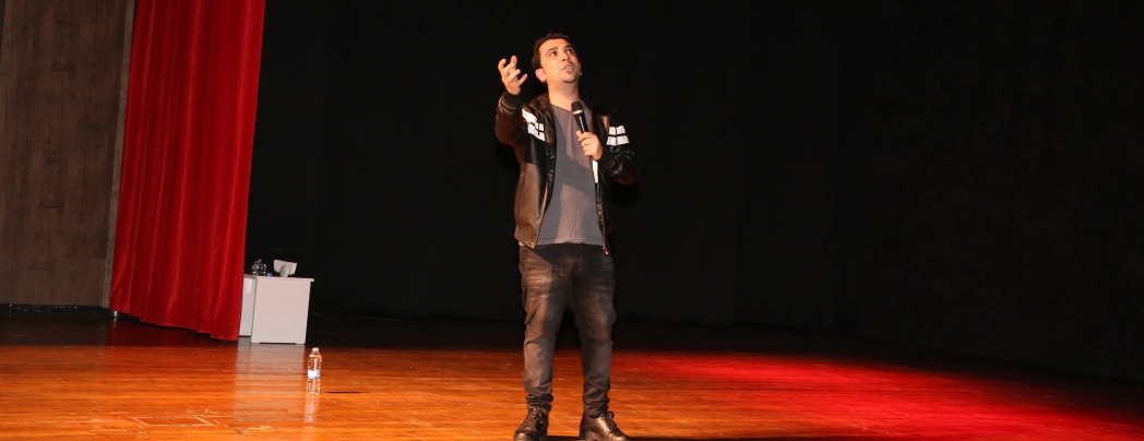 Stand Up Gösterisinde Salon Dolup Taştı