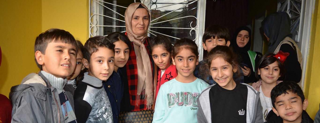 Öğrencilerden yetim aileye yardım