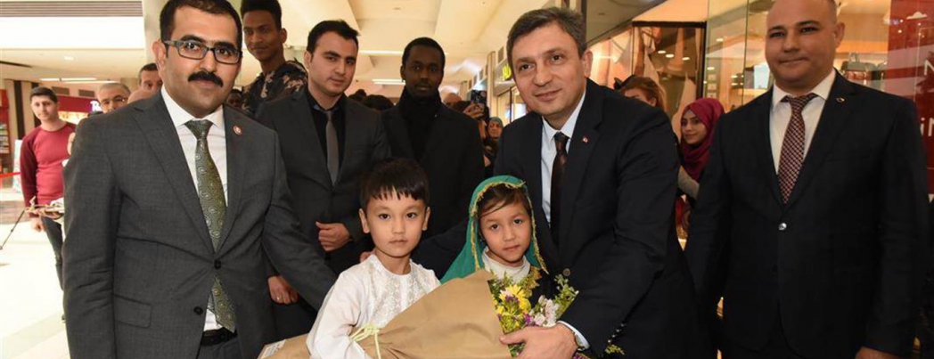 Vali göçmen öğrencileri kabul etti