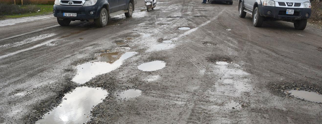 Yolları bozuk olan köylüler yetkililere seslendi