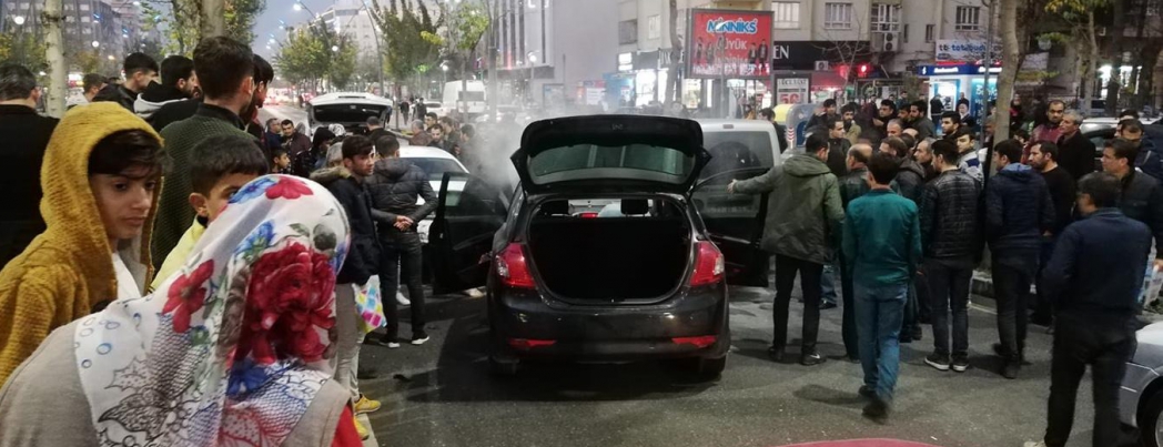 Kaza yapan otomobil alev aldı