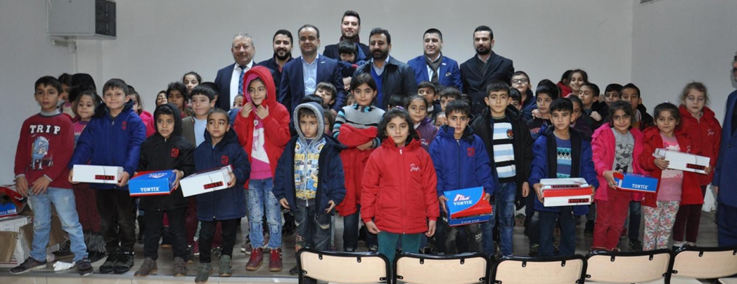 Öğrencilere mont ve bot yardımı yapıldı