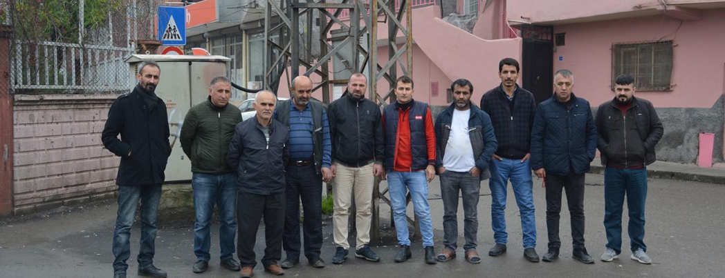 Mahalleliden elektrik kesintilerine tepki
