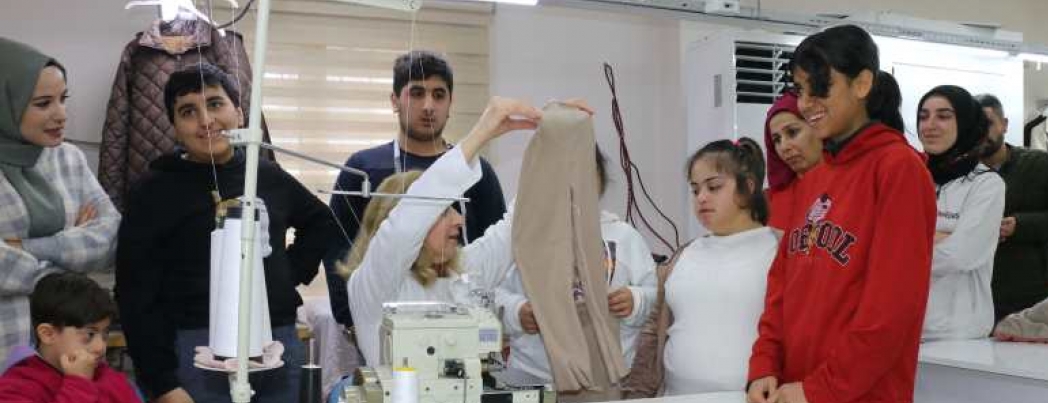 ÖZEL GEREKSİNİMLİ ÇOCUKLAR BELEDİYE ATÖLYESİNDE GİYSİ DİKTİ