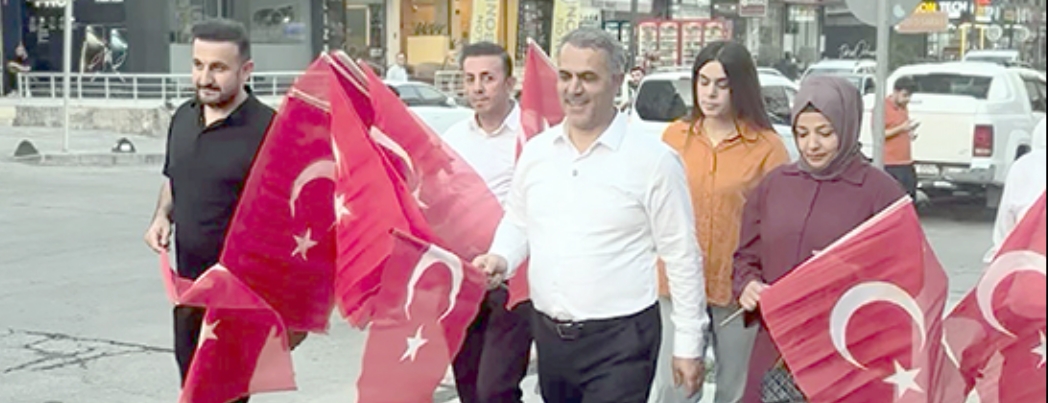 ESNAFA BAYRAK DAĞITILDI