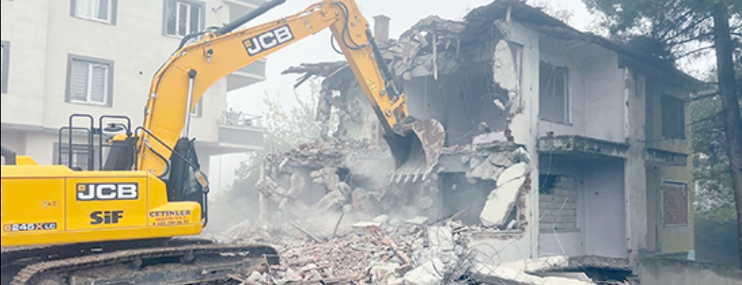 METRUK YAPILAR YIKILDI, KENT DAHA GÜVENLİ HALE GELİYOR