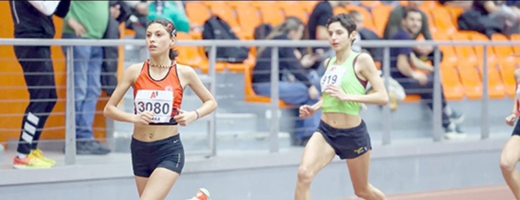 EL�F NAZ K�SEO�LU SOFYA�DAN MADALYALARLA D�ND�