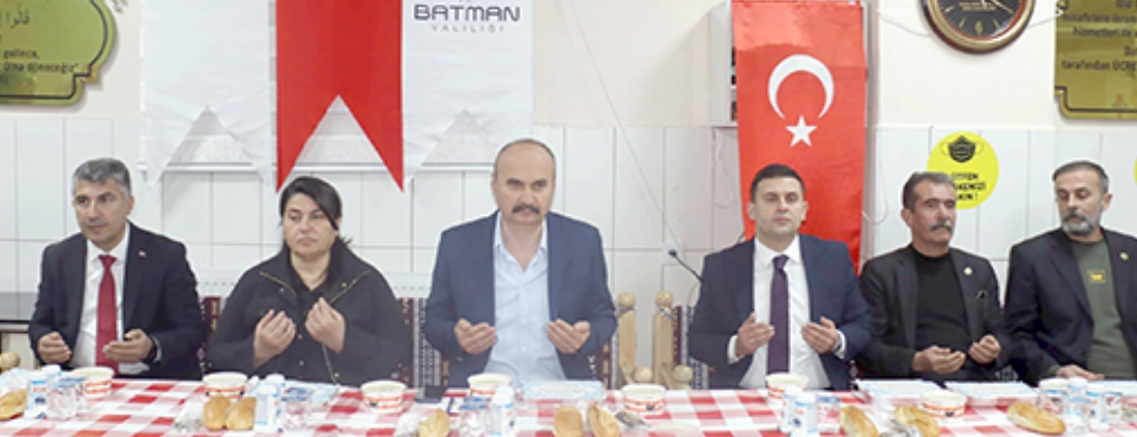 VALİ, İKİ MAHALLENİN SAKİNLERİYLE ORUCUNU AÇTI