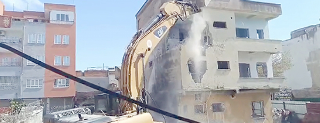 METRUK YAPILARIN YIKIMI SÜRÜYOR