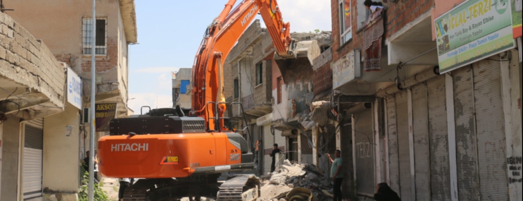 �luh Caddesi�nde Metruk Binalar Y�k�l�yor