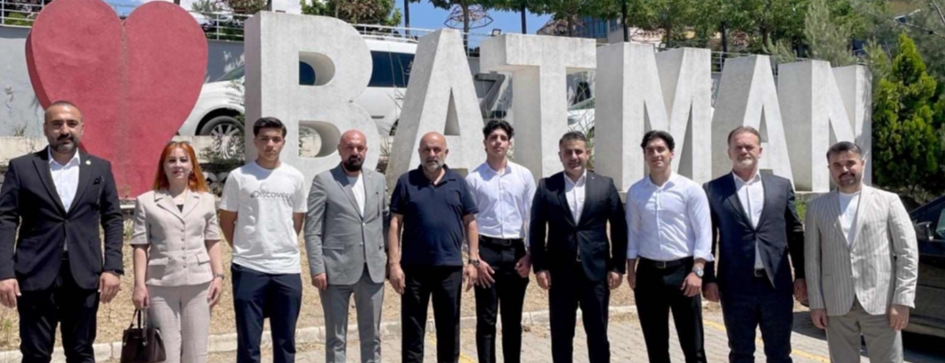 BA�KAN �ET�N, ULUSLARARASI BA�ARIYA �MZA ATAN GEN�LER� A�IRLADI