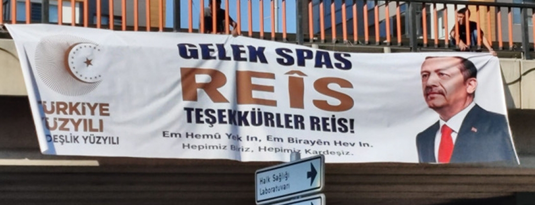 TÜRKÇE VE KÜRTÇE TEŞEKKÜR PANKARTLARI ASILDI